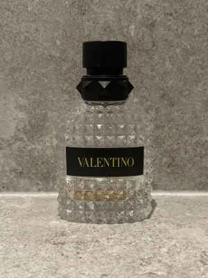 Valentino Uomo Born In Roma Yellow Dream 50ml - Säljer min Valentino Yellow Dream parfym. Mängden ser ni på bilderna ev gissning 5-10ml.  Riktig fräsch och söt parfym som är perfekt för hösten och vintern. Jag upplever även att det kanske passa under sommaren på grund av dess fräschhet.  Ingen OG box ingår. 