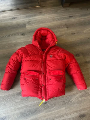 Dunjacka Fjällräven - Röd dunjacka från Fjällräven, polar modellen, mycket bra skick, Strl S, reducerat pris nu till hösten 