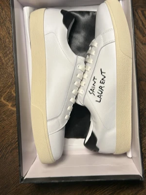 Vita Saint Laurent sneakers - Vita saint laurent skor. Jag har kvar dustbag och box kom tveka inte att skriva om du har frågor 