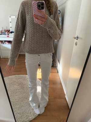 Stickad tröja  - Jätte fin beige stickad tröja. Mysig och perfekt nu till hösten. 