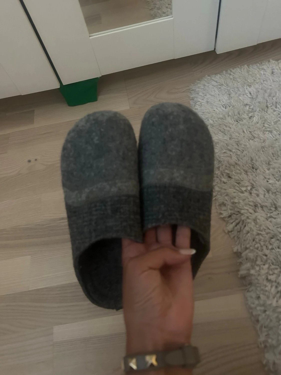 Gråa tofflor i filtmaterial - 2