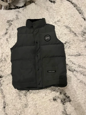 Svart dunväst från Canada Goose - Canada goose väst 1.1 jätte bra kvalite. Säljer den eftersom den har blivet för liten för mig. Passar perfekt i sommaren hösten och vintern. Inte så användbar. Priset går att förhandla 