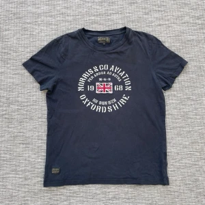Morris t shirt - Säljer denna riktigt snygga Morris t shirt!👏 Skick  8/10⭐️ Storlek: XS🤝 Hör gärna av er om ni har några frågor🤗