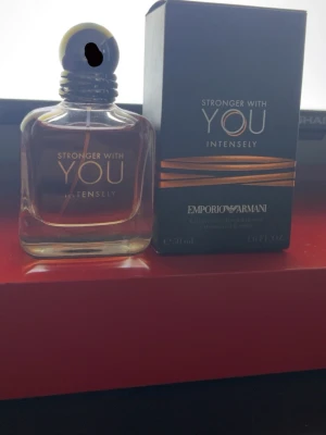Stronger With You Intensely - Emporio Armani Stronger With You Intensely är en parfym med varm bärnstensfärgad vätska i en elegant, fyrkantig glasflaska med rundad kork. Flaskan har guldiga detaljer och kommer med originalkartong i svart med kopparfärgade linjer och text.