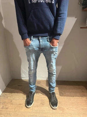 Replay Anbass Jeans - Säljer dessa replay jeans i perfekt skick med slitningar, storlek W29 och L32! Pris ej hugget i sten så kom med förslag!