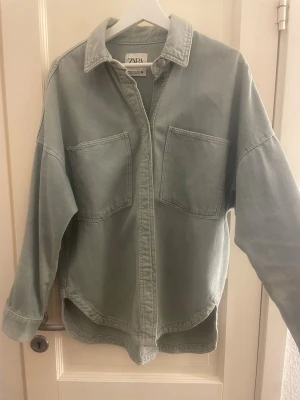 Ljusgrön jeansjacka från Zara - Snygg populär ljusgrön jeansjacka från Zara💕 