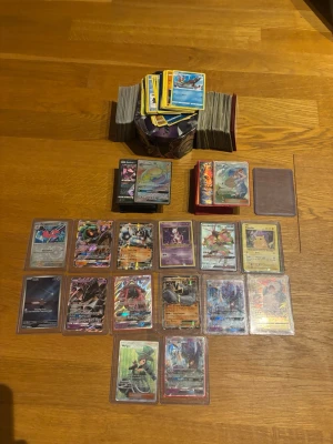 Pokémon samling och däck  - Ungefär 400 kort,   Hej säljer nu 2 kortlekar med 60 kort för att spela Pokémon pvp, tgc, ett dark däck som har svarta plastfickor och ett rött däck som är water däcket främst, 2 otroligt starka däck som är specialiserade för att vinna varenda pvp, allt från trainers till energi till Pokémon fördelning allt är systematiskt perfekt och väl igenomtänkt, säljer också massa kort som man ser bredvid nectrozma boxen, samt massor av rare hollows i premium plastfickor. Allt på bilderna ingår.