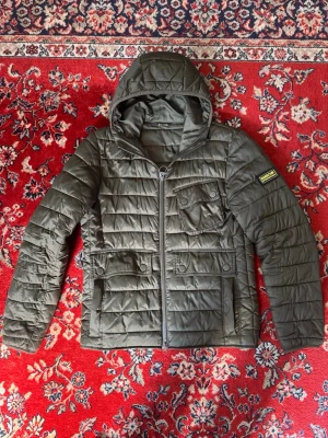 Olivgrön barbour jacka  -  En snygg jacka från Barbour storlek S bra skick bortsett från att ett pyttelitet hål på ryggen som inte märks av. Skriv om du undrar över något