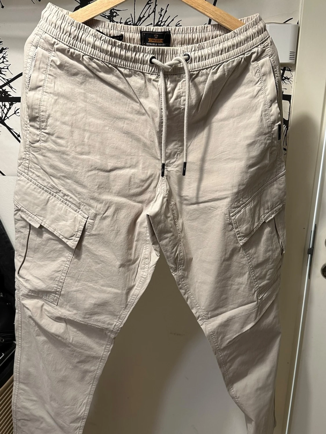 Beige cargobyxor med dragsko