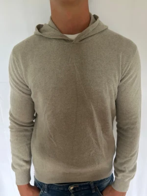 Oscar Jacobson hoodie  - Säljer denna tvär feta hoodie ifrån Oscar Jacobson. Modellen är ca 180 cm lång och väger 73 kg, tveka inte på att kontakta mig vid minsta fundering🙌