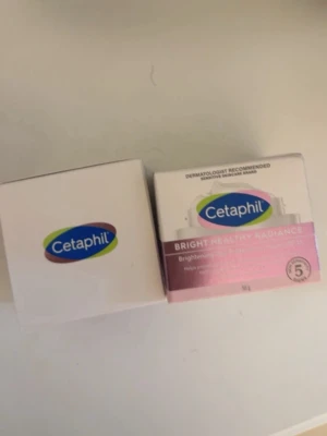 Cetaphil Bright Healthy Radiance - Cetaphil Bright Healthy Radiance Brightening Day Protection Cream SPF 15 i en vit och rosa fyrkantig förpackning. Krämen är framtagen för att ge lyster och skydda huden mot solens strålar. Förpackningen innehåller 50g och har en modern, enkel design. Skickas samma dag, eller dagen efter.
