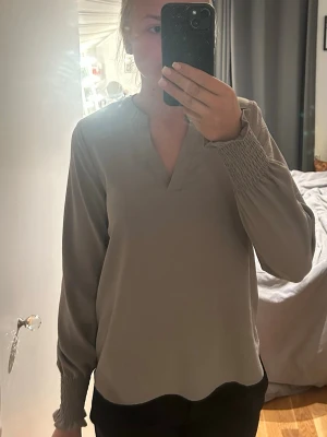 Beige blus från vero moda - Stilren beige blus med v-ringad hals och långa ärmar, använd fåtal gånger 💕 nypris 299