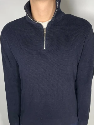 Marinblå halfzip - 👕 Plagg: halfzip                                                                 📏 Storlek: M                                                                                                           ✨ Skick: Fint skick                                                        💬 Vid frågor är det bara att skriva!                                                                                          🛍️ Gramenti
