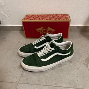 Gröna Vans Old Skool sneakers - Säljer ett par gröna Vans Old Skool sneakers i mocka🌟 | Skick: i princip nyskick använda fåtal gånger därav lite smuts cond: 9/10 | Storlek: 44 | Hör av er vid funderingar! | A&Wfashion 🙌🏻