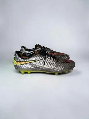 Nike hypervenom liquid chrome - Säljer dessa i det exklusiva “Liquid Chrome”-utförandet – silvermetallic med inslag av rosa/cerise, limegrönt och guld på hälkupan. Snygg och sällsynt färgställning som sticker ut på plan. Dynamic Fit-kragen ger en sockliknande passform runt ankeln för extra stöd och känsla i varje touch.  ✅ inga spår av slitage ✅ Storlek 45.5 ✅ Original box medföljer ✅ Äkta vara, köpta direkt från auktoriserad återförsäljare  Ett riktigt statement-par för dig som gilar gamla hypervenom. Kom med bud!!