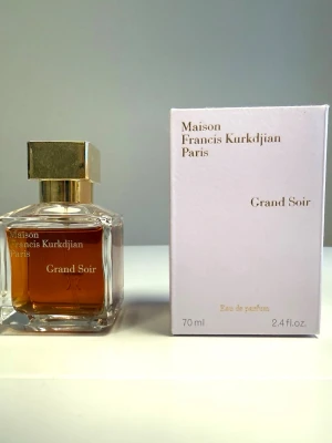 Maison Francis Kurkdjian Grand Soir - Maison Francis Kurkdjian Grand Soir är en exklusiv och lyxig parfym. Parfymen har tydliga noter av till exempel amber och vanilj, perfekt nu inför hösten/vintern. Den är såklart äkta, köpt på NK i stockholm för 2300kr. Knappast använd med cirka 66-68ml kvar. Hör gärna av dig om du har några frågor eller vill komma med eget bud! (Kvitto finns!)