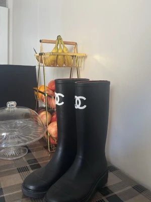 Chanel booys - Chanel boots 🤍  Äkta Chanel boots i storlek 38. Klassisk och tidlös modell som passar perfekt till både vardag och mer uppklädda outfits.  ✨ Storlek: 38 ✨ Märke: Chanel ✨ Färg: svart ✨ Skick: fint begagnat skick ✨ Säljs då de inte kommer till användning  En riktigt fin Chanel-modell som är svår att hitta i denna storlek. 🤍  📦 Skickas snabbt och packas noggrant. 💌 Prisförslag är välkomna, men seriösa bud uppskattas!
