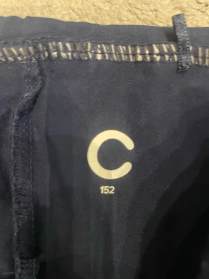 Mörkblå bootcut leggings - Säljer ett par mörkblå leggings med bootcut-ben och bred linning. Sköna och stretchiga, perfekta till en avslappnad look. Materialet känns mjukt och följsamt. Passar dig som gillar enkel och stilren design.