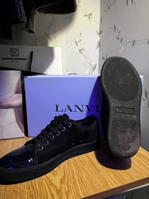 Lanvin cap-toe - Ett par feta och sällsynta lanvin cap toe,s🔥 dustbag och box kommer med +kvitto💰köpta på nk i Göteborg för cirka 2 månader sen 