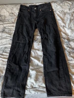 Jeans H&M - Relaxed fit. Storlek 30/32, sitter löst