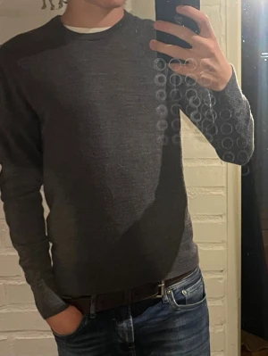 Stickad tröja uniqlo ( 160-170cm ) - Mörkgrå stickad tröja från uniqlo som nypris kostar 500kr. Den är använd typ 5 gånger så inga tecken på användning. 