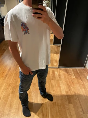 Vit Casa Blanca t-shirt - Casa Blanca T- shirt. Skick: oanvänd/ ny med tagg.   Storlek:M Hör av dig om du har någon fråga😁