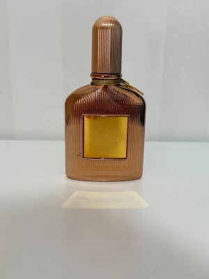 Tom ford orchid soleil 30ml - En introduktion till den soliga sidan av ikoniska Tom Ford Orchid. En vital och sensuell naturkraft där den nya doften fångar in känslan av den förföriska värmen och den skinande, nakna huden på Tom Ford kvinnan.