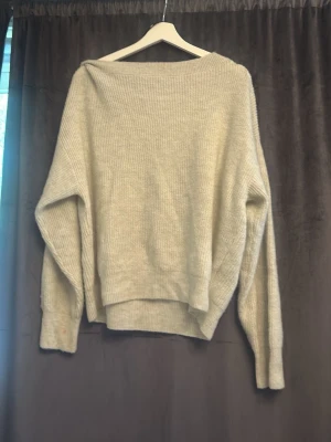 Turkos  oversized stickad tröja - Mysig turkos stickad tröja med oversized passform och bred halsringning. Tröjan har långa ärmar och ribbade muddar vid ärmslut och nederkant. Perfekt för lager på lager och chill stil.