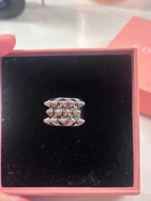 silvrig edblad ring❣️ - säljer min edblad ring eftersom att jag köpte i fel storlek. knappast använd.