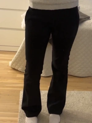 Lågmidjade kostymbyxor - Säljer dessa kostymbyxor från bikbok! De är lågmidjade och bootcut modell. Storlek 34 och i bra skick💗