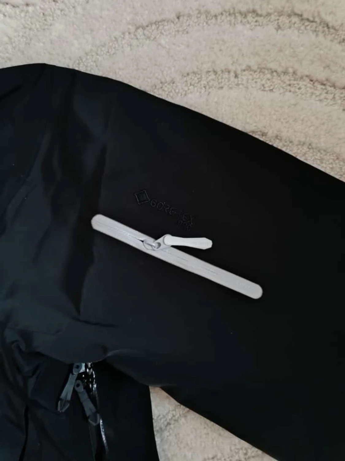 Svart regnjacka från Arc'teryx - 2