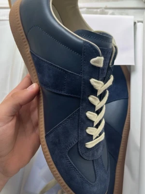Navy Maison Margiela Gats - Feta navy Maison Margiela gats i storlek 42. Vid frågor DM.🙌😁