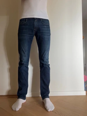 REPLAY - Säljer ett par Replay av modellen Rocco| W29 L32 | Tapered fit i mitt tycke. Är 186 tycker de är lite små