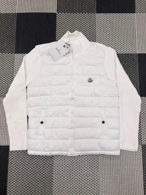 Vit moncler cardigan  - Storlek S-M skriv gärna vid intresse 