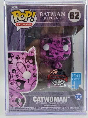 Funko Pop Catwoman Art Series - Säljer en Funko Pop! Art Series figur av Catwoman från Batman Returns, nummer 62. Figurin i lila och svart med unikt mönster och vita ögon, levereras i skyddande plastbox. Perfekt för samlare eller DC-fans.