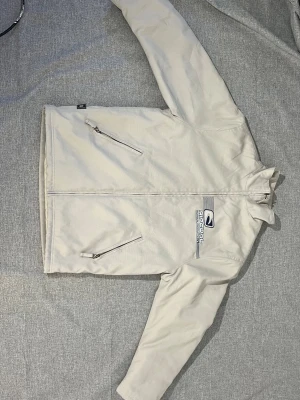Beige/grå jacka från Rip Curl - Tjockare än vad man tänker, bra för vintern. Ljusbeige jacka från Rip Curl med hög krage och två snedställda fickor med dragkedja. Enkel och sportig design som passar till mycket. Rätt så stor i storleken så skulle nästan säga att det är en M. Pris går att diskuteras! 😊