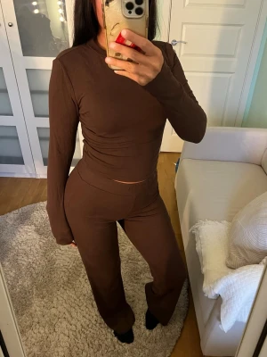 Brunt mysset med lång ärm - Skitsnyggt set som funkar perfekt ute och hemma. Typ aldrig använt.