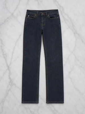 Mörkblå raka jeans - Snygga mörkblå jeans med rak passform och klassisk femficksdesign. Jeansen har normal midja och subtila kontrastsömmar. Perfekta för en clean och stilren look. Materialet är denim i bomull.