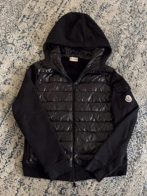 Moncler cardigan  - Jätte fin cardigan som passar många storlek 150-154
