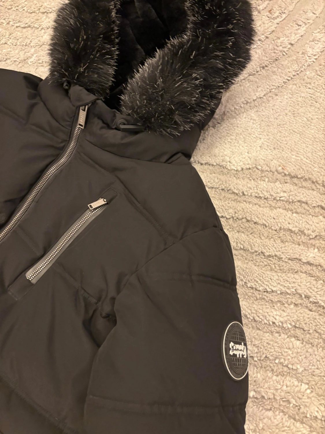Svart pufferjacka med fuskpäls - 2
