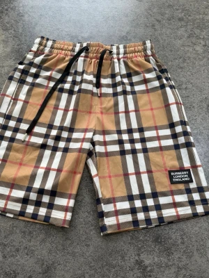 Burebare shorts  -  Jag säljer ett par burberry shorts storlek M