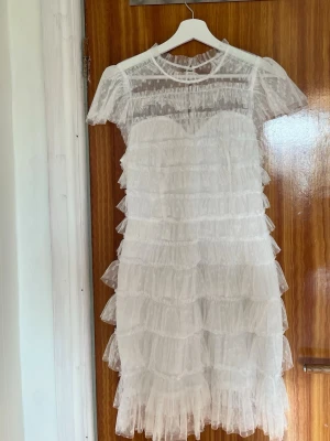 Bubbleroom occasion klänning - En bubbleroom klänning i modellen high neck tulle frill i storlek S. Endast använd en gång och i mycket fint skick!!✨En perfekt studentklänning!!🎓