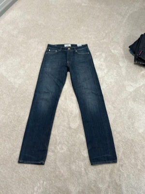 Mörkblå raka jeans från Jack and Jones  - Säljer ett par asfeta Jack and Jones jeans i deras premium-material. Andvända men väldigt lite så de är i prima skick! Skriv om du har frågor, vill ha mer bilder eller liknande!