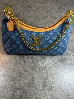 Blå monogram handväska med guldkedja - Jag vill sälja den har handväska, om du vill köpa kom till DM for mer information. 