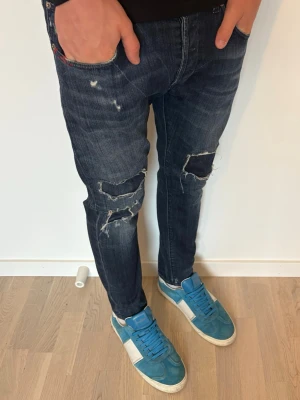 Dondup jeans  - Dondup jeans | Storlek 34 | Modell: Hakney, passar slim | Bra skick | Modellen är 185 | Slitningar är original 