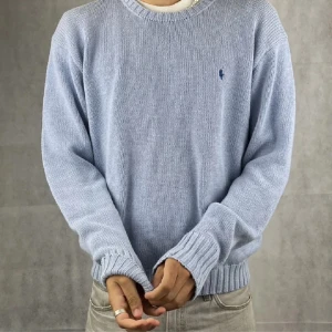 Stickad Ralph Lauren tröja - Säljer denna feta tröja som ja köpte från Plick men inte kommit till användning. Skriv vid funderingar (Obs bilderna är tagna från orginalsäljare här på Plick)
