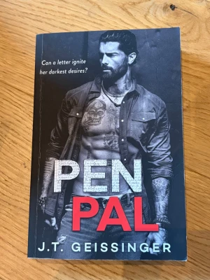 Pen Pal av J.T. Geissinger - Säljer denna populära booktok bok. Boken är läst men i fint skick utan skador eller defekter. Boken är på engelska. Nypris 219kr. Pris kan självklart diskuteras vid snabb affär. Bundles går att köpa! Kolla gärna in min profil för fler böcker och tveka inte på att höra av dig vid frågor!💕