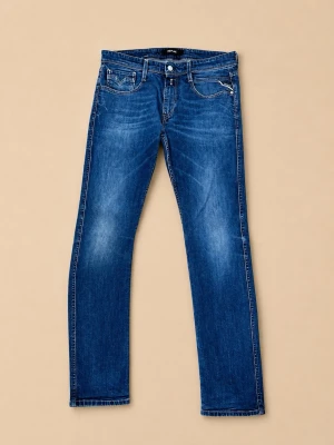 Replay anbass  - Storlek 33:34 Snygga blå jeans från Replay med raka ben och klassisk femficksmodell. Jeansen har en lätt tvättad look med slitningar på låren och detaljerade sömmar. Tillverkade i mjuk denim som ger en skön passform. Perfekta för en avslappnad stil.
