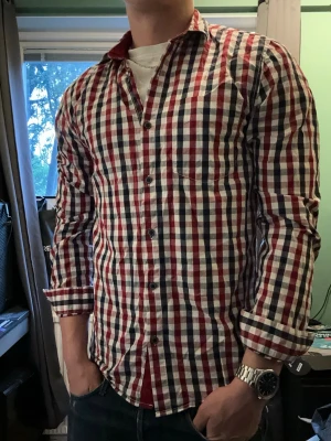 House brand skjorta - Fet skjorta som passar jättebra till ett par slitna jeans!🤩Storlek M, modellen är 177cm lång. Passformen är go och skjortan är i toppskick! Tveka inte på att skicka frågor och prisförslag!😁