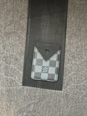 Louis magsafe korthållare - Helt ny. Louis magsafe korthållare. Grå svart pattern